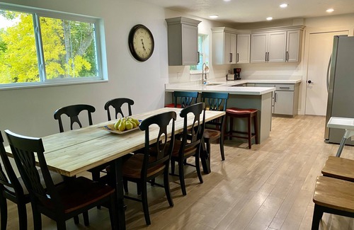 Lakeview Casa | Enjoy Artisan Bread ❤️ Quiet Rambler + Historic Park, Firepit, Pets, 2 Car Garage