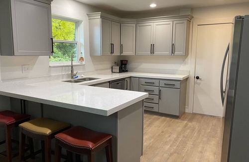 Lakeview Casa | Enjoy Artisan Bread ❤️ Quiet Rambler + Historic Park, Firepit, Pets, 2 Car Garage