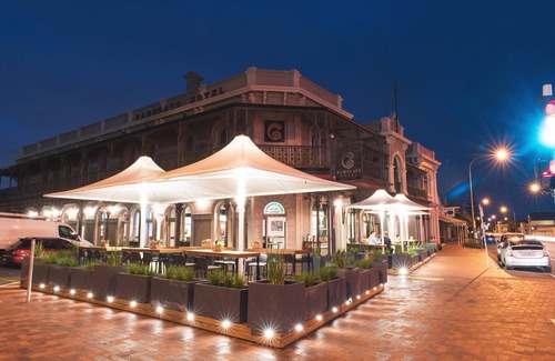 Henley Beach Casa | Enjoy beachside vibes at beautiful Henley Beach!