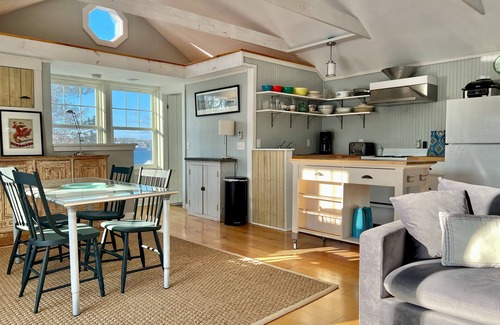 Mid-Coast and Islands Apartamento | Enjoy breathtaking sunsets from this newly renovated studio on Bailey Island