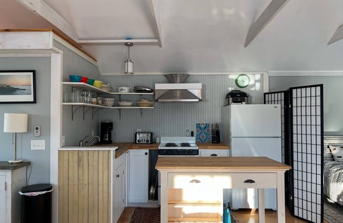 Mid-Coast and Islands Apartamento | Enjoy breathtaking sunsets from this newly renovated studio on Bailey Island