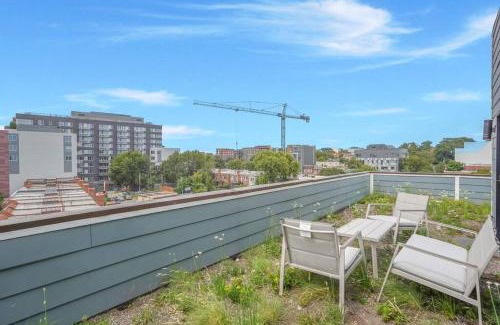 Northeast Casa | Enjoy City Skyline Views from private RoofDeck!