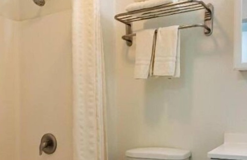Pearsall Casa | Enjoy Comfort and Convenience on your Vacation! Pets Allowed, FREE Breakfast!