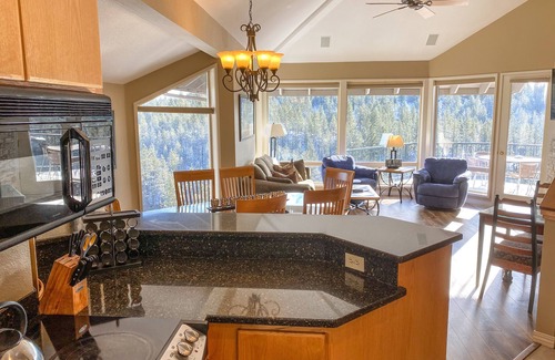 Century West Condominio | Condominio privado con vista al río de dos dormitorios en Bend con chimenea a gas y acceso al gimnasio.