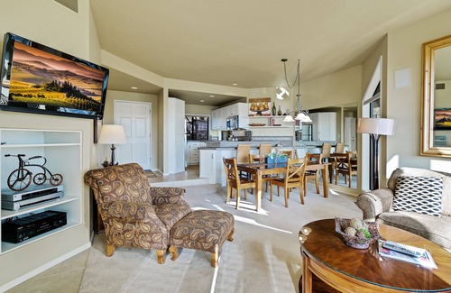 Century West Condominio | Condominio privado con vista al río de dos dormitorios en Bend con chimenea a gas y acceso al gimnasio.