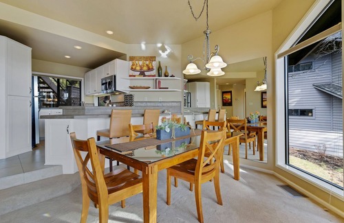 Century West Condominio | Condominio privado con vista al río de dos dormitorios en Bend con chimenea a gas y acceso al gimnasio.