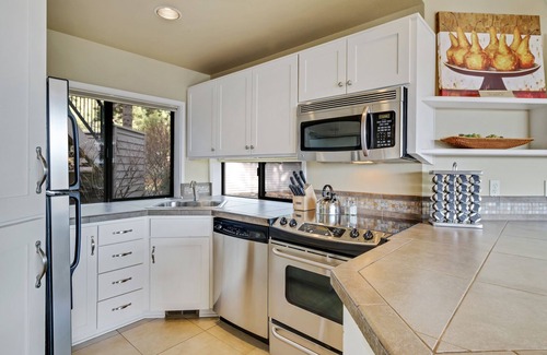 Century West Condominio | Condominio privado con vista al río de dos dormitorios en Bend con chimenea a gas y acceso al gimnasio.