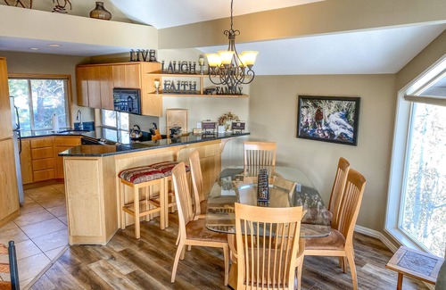 Century West Condominio | Condominio privado de tres habitaciones con vista al río en Bend con chimenea de gas y jacuzzi