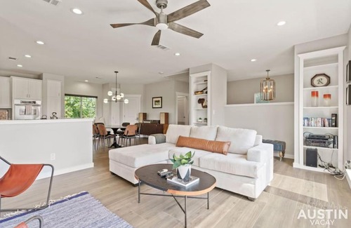 Swede Hill Casa | Enjoy DT Newly Renovated & Patio and Free Swim Club by Austin Vacay
