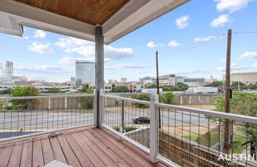 Swede Hill Casa | Enjoy DT Newly Renovated & Patio and Free Swim Club by Austin Vacay