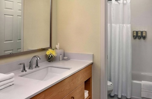 Monmouth Junction Hotel | Enjoy Free Breakfast and Seasonal Pool! Discover a Charming Stay in Princeton!