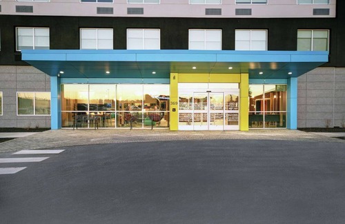 South Portland Casa | Enjoy Free Hot Breakfast & Pet-Friendly Rooms next to the Airport - 3 Units