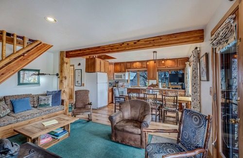 Clark Chalet De Esquí | Enjoy hiking, tennis courts, snowmobiles, rafting, and tubing.