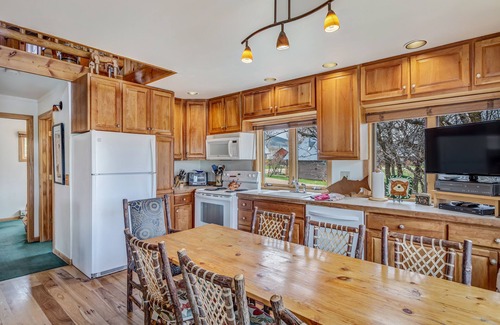 Clark Chalet De Esquí | Enjoy hiking, tennis courts, snowmobiles, rafting, and tubing.