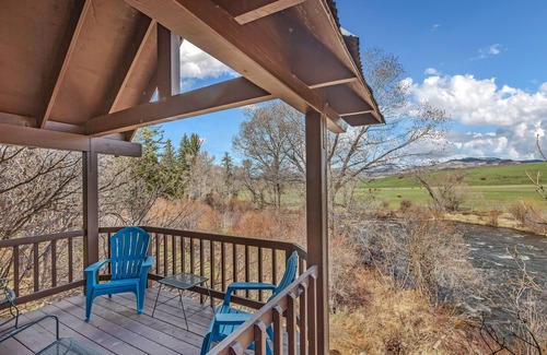 Clark Chalet De Esquí | Enjoy hiking, tennis courts, snowmobiles, rafting, and tubing.