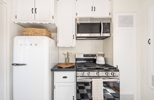 West Beach Apartamento | Enjoy indoor-outdoor living, a full kitchen, and vintage coastal charm.