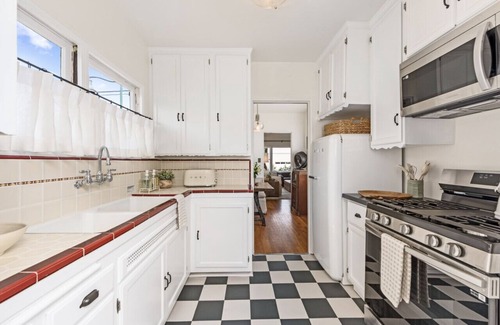 West Beach Apartamento | Enjoy indoor-outdoor living, a full kitchen, and vintage coastal charm.