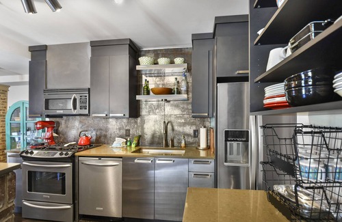 King City Condominio | Enjoy Island life in the Village in this gorgeous one of a kind loft!