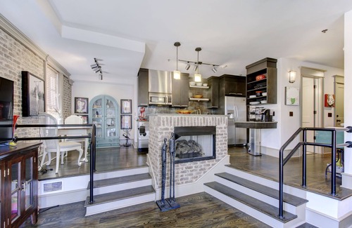 King City Condominio | Enjoy Island life in the Village in this gorgeous one of a kind loft!