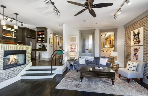 King City Condominio | Enjoy Island life in the Village in this gorgeous one of a kind loft!