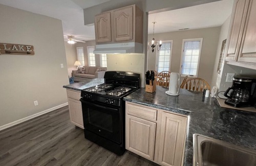 Gilbertsville Casa | Enjoy Lake Daze w/ this Townhome steps from Marina