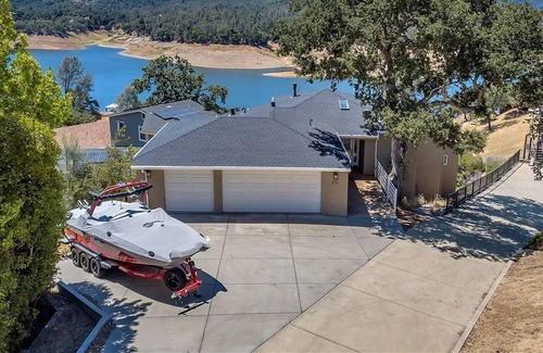 Oak Shores Casa | Enjoy lakefront luxury at the lodge! Views, private dock, lake access, five bedrooms, game room.