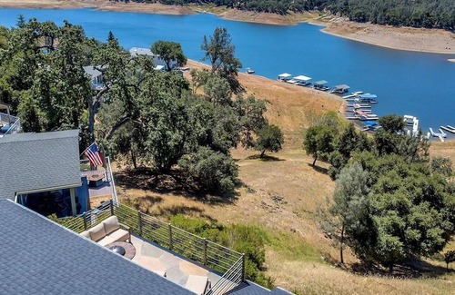 Oak Shores Casa | Enjoy lakefront luxury at the lodge! Views, private dock, lake access, five bedrooms, game room.
