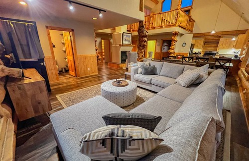 Red Lodge Cabina | Enjoy Mountain Views and Room for All at Log Cabin Lodge