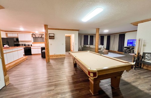 Red Lodge Cabina | Enjoy Mountain Views and Room for All at Log Cabin Lodge