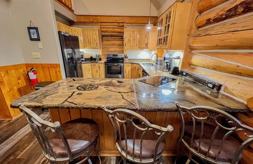 Red Lodge Cabina | Enjoy Mountain Views and Room for All at Log Cabin Lodge