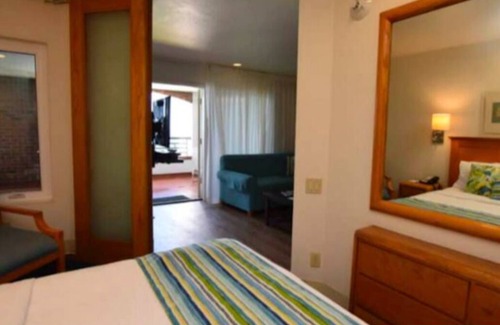 Laguna Beach Complejo | Enjoy oceanfront views in a corner suite in the Laguna Surf Resort.