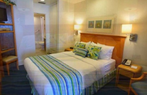 Laguna Beach Complejo | Enjoy oceanfront views in a corner suite in the Laguna Surf Resort.