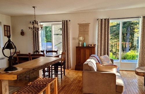 Mauricie Cabaña | Enjoy our secluded 125' shoreline on the Rivière-du-Loup surrouded by trees