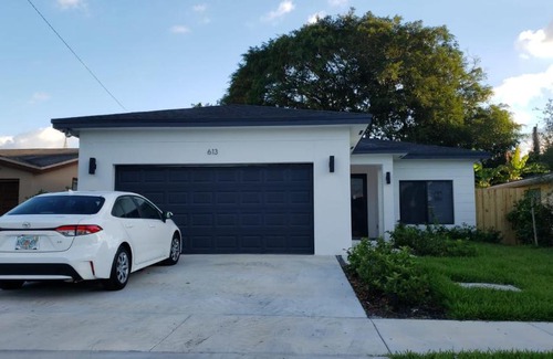 Hallandale Beach Casa | Enjoy our brand new home close to Hollywood in Hallandale Beach!