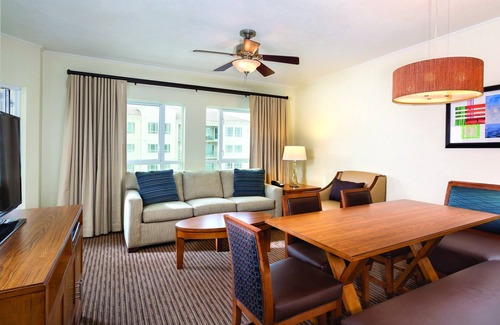 Townsite Complejo | Disfruta de nuestro Downtown Oceanside Seaside Resort con piscina, jacuzzi, sauna, sala de juegos y gimnasio