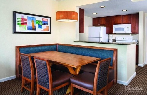 Townsite Complejo | Disfrute de nuestro centro turístico costero en el centro de Oceanside con piscina, jacuzzi, sauna, sala de juegos y gimnasio