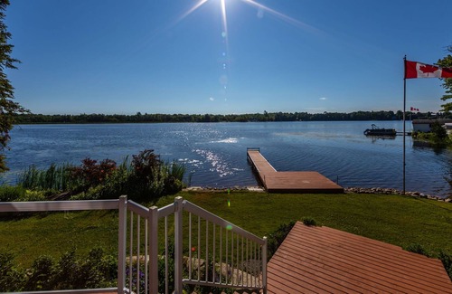 Bobcaygeon Casa | Enjoy our waterfront cottage with hottub and sauna