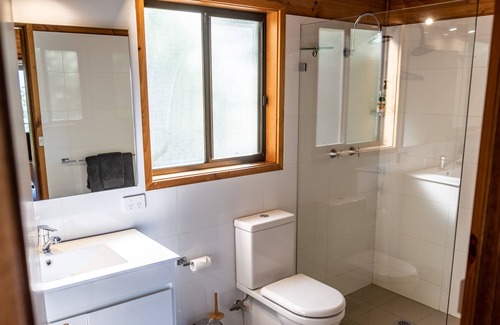 Kangaroo Valley Cabina | Enjoy outstanding views from this one bedroom cabin