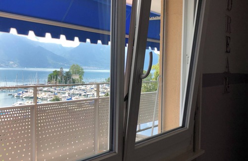 Montreux Apartamento | Enjoy panoramic views close to all via lakeside walk or bus next door !