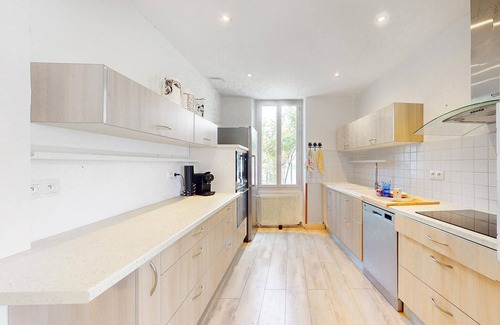 Semussac Casa | Enjoy peace and relaxation in this large holiday home with an inviting garden.