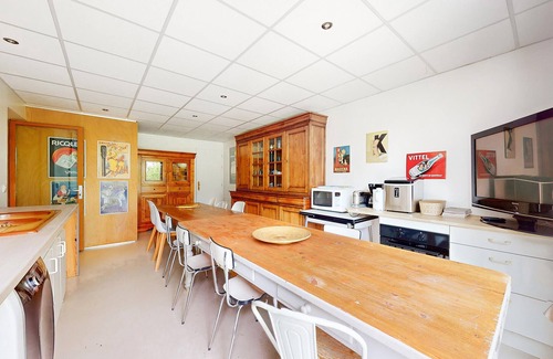 Semussac Casa | Enjoy peace and relaxation in this large holiday home with an inviting garden.