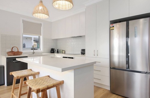 Beechworth Casa | Enjoy picture frame views of Lake Sambell from the living room window!