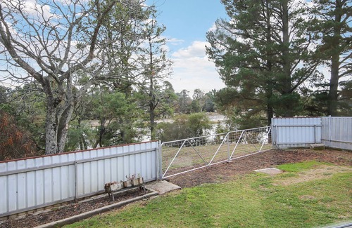 Beechworth Casa | Enjoy picture frame views of Lake Sambell from the living room window!