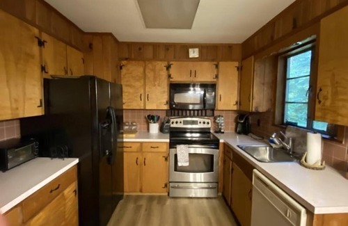 Pocono Lake Cabina | ENJOY POCONOS BY THE MONTH AT A TIME! COTTAGE AWAY FROM IT ALL ON STREAM!!