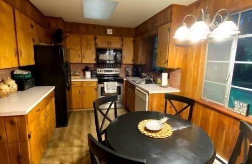 Pocono Lake Cabina | ENJOY POCONOS BY THE MONTH AT A TIME! COTTAGE AWAY FROM IT ALL ON STREAM!!