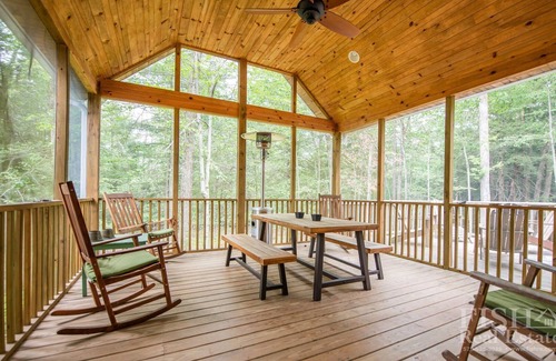 Eagles Mere Casa | Disfrute de un tiempo de calidad con la familia en "At Ease", la joya del bosque en Eagle Mere.