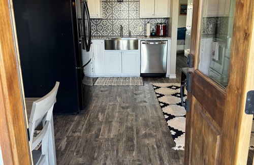 Crawford Cabaña | Enjoy quiet country skies. Modern guest house in Crawford 20 mins to Waco.