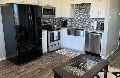 Crawford Cabaña | Enjoy quiet country skies. Modern guest house in Crawford 20 mins to Waco.