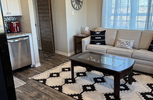 Crawford Cabaña | Enjoy quiet country skies. Modern guest house in Crawford 20 mins to Waco.