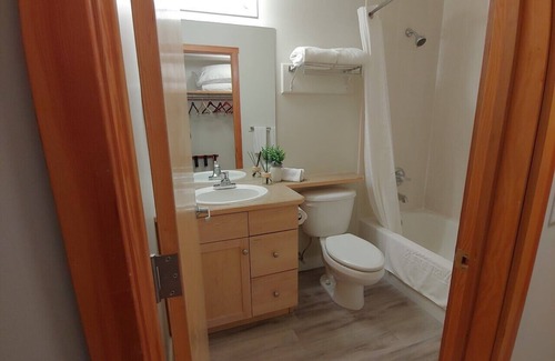 Cougar Creek Apartamento | Enjoy Serenity & Relax in 1BR/BA w/ Mountain View, 10 minutes drive to Banff